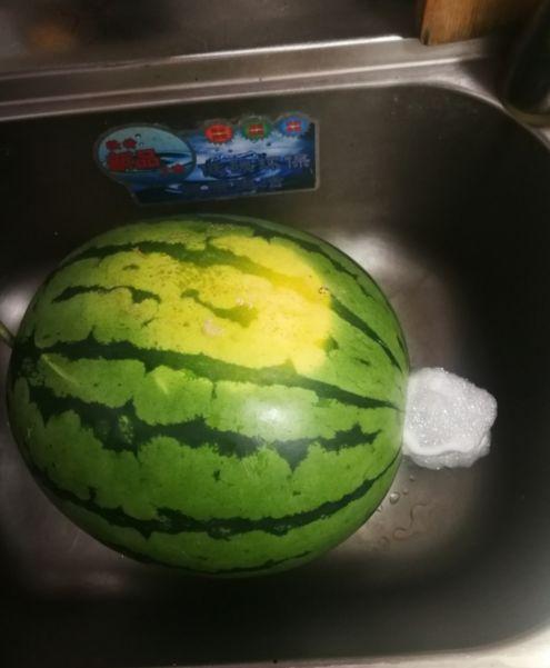 吃小瓜口吐白沫,揭秘吃小瓜的神奇现象